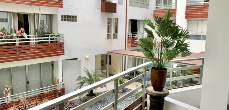 Se vende acogedor departamento con balcon y vista a lindo jardin interno en Miraflores